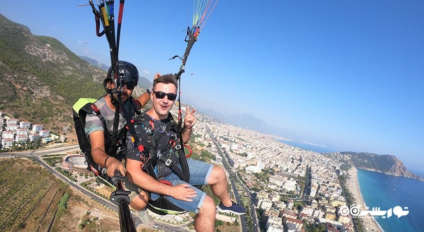 سرگرمی پرواز با پاراگلایدر بالای کوههای آلانیا شهر ترکیه کشور آلانیا