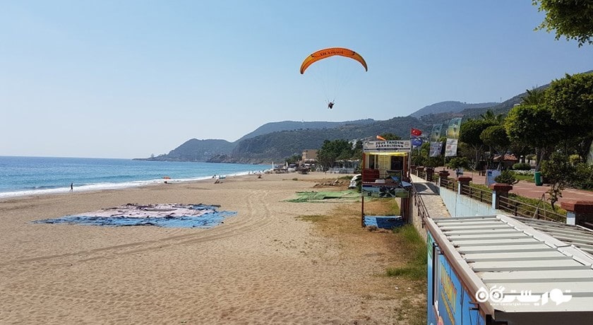 سرگرمی پرواز با پاراگلایدر بالای کوههای آلانیا شهر ترکیه کشور آلانیا