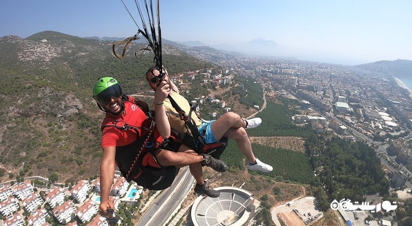 سرگرمی پرواز با پاراگلایدر بالای کوههای آلانیا شهر ترکیه کشور آلانیا