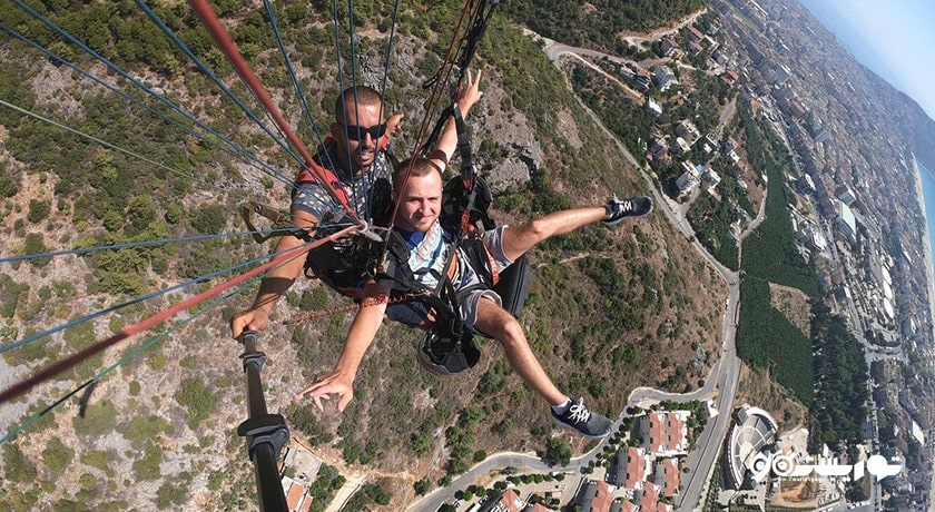 سرگرمی پرواز با پاراگلایدر بالای کوههای آلانیا شهر ترکیه کشور آلانیا