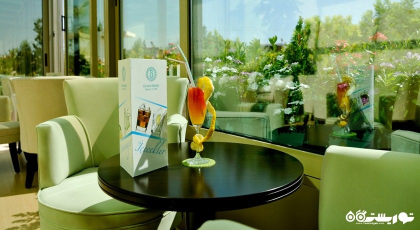 رستوران با چشم انداز فضای سبز