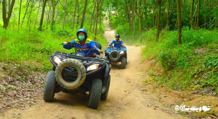 سرگرمی ماجراجویی در جنگل با موتور چهار چرخ در پاتایا شهر تایلند کشور پاتایا