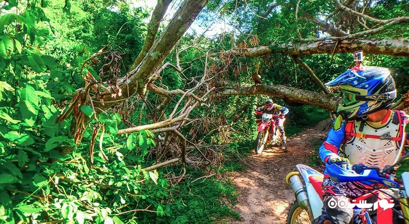 سرگرمی موتور سواری در جاده های خاکی پاتایا شهر تایلند کشور پاتایا