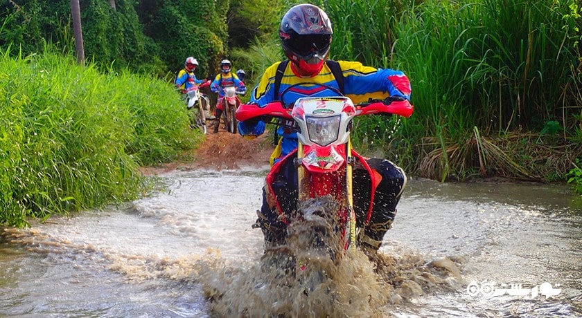 سرگرمی موتور سواری در جاده های خاکی پاتایا شهر تایلند کشور پاتایا