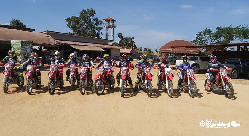 سرگرمی موتور سواری در جاده های خاکی پاتایا شهر تایلند کشور پاتایا