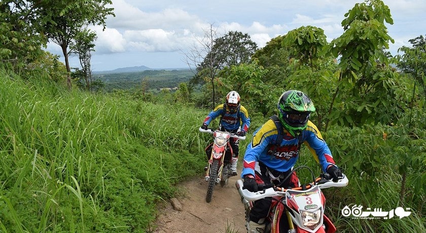 سرگرمی موتور سواری در جاده های خاکی پاتایا شهر تایلند کشور پاتایا
