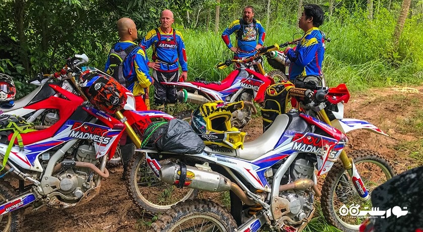 سرگرمی موتور سواری در جاده های خاکی پاتایا شهر تایلند کشور پاتایا