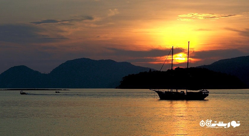سرگرمی سفر دریایی در غروب خورشید لنکاوی شهر مالزی کشور لنکاوی