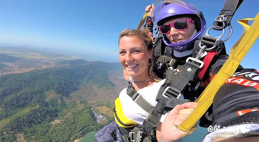 سرگرمی چتر بازی دونفره در لنکاوی شهر مالزی کشور لنکاوی