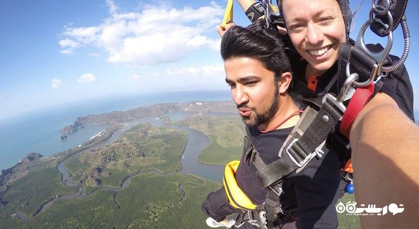 سرگرمی چتر بازی دونفره در لنکاوی شهر مالزی کشور لنکاوی