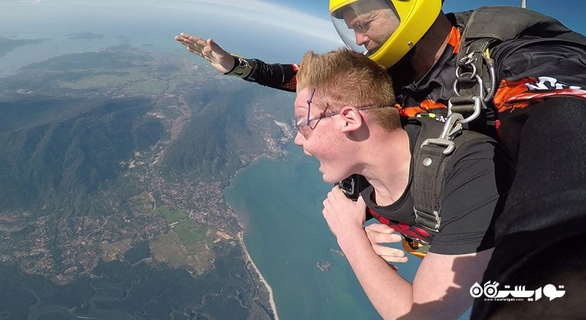 چتر بازی دونفره در لنکاوی -  شهر لنکاوی