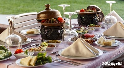 میز غذا در رستوران آلاکارت سوفرا	