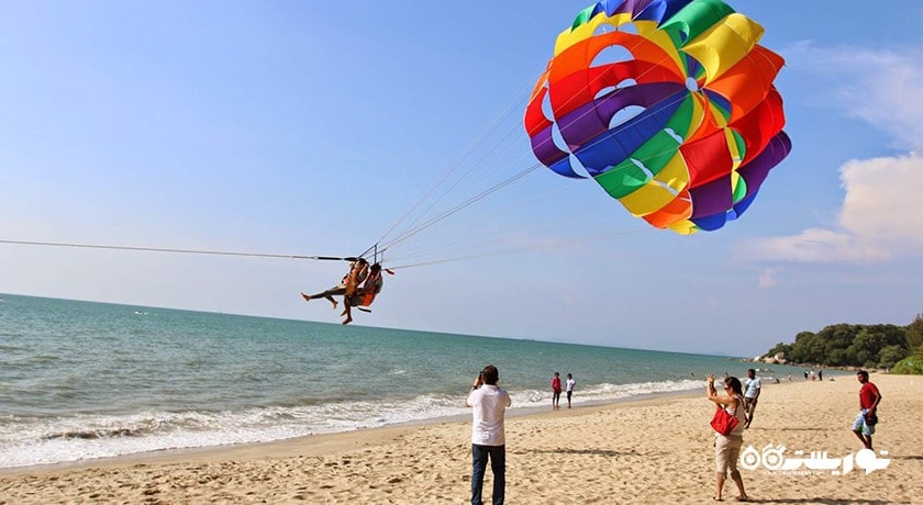 سرگرمی ورزش های آبی و ساحلی در باتو فرینگی شهر مالزی کشور پنانگ