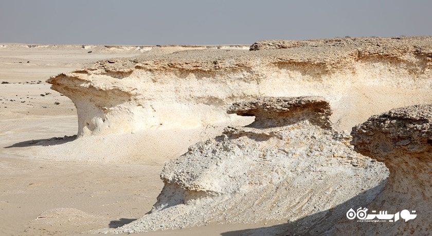 سرگرمی پیاده روی در تشکیلات صخره ای راس ابروق شهر قطر کشور دوحه