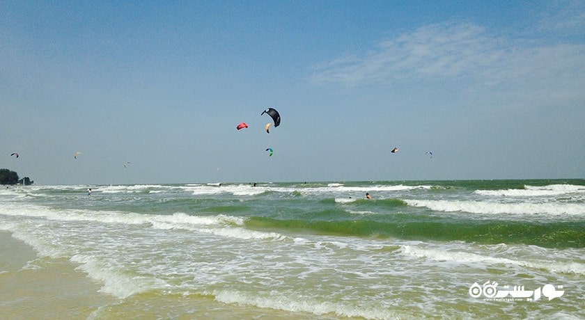 سرگرمی کایت سواری در ساحل سیلاین شهر قطر کشور دوحه