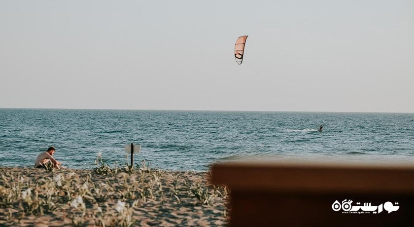 سرگرمی کایت سواری در ساحل سیلاین شهر قطر کشور دوحه