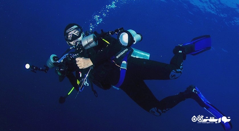 سرگرمی غواصی بدون تجهیزات در بالی شهر اندونزی کشور بالی