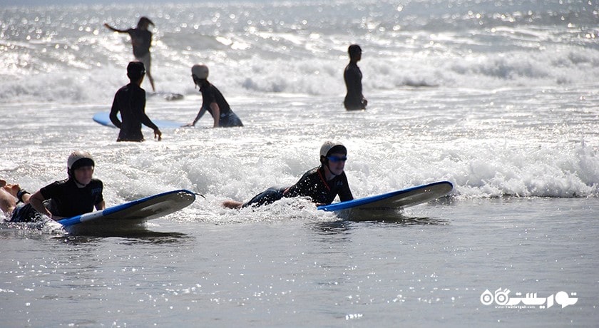 سرگرمی موج سواری در بالی شهر اندونزی کشور بالی