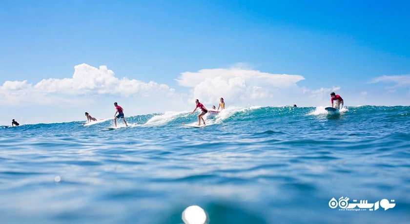 سرگرمی موج سواری در بالی شهر اندونزی کشور بالی