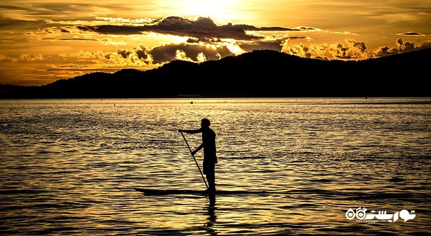 سرگرمی پاروزنی ایستاده در بالی شهر اندونزی کشور بالی
