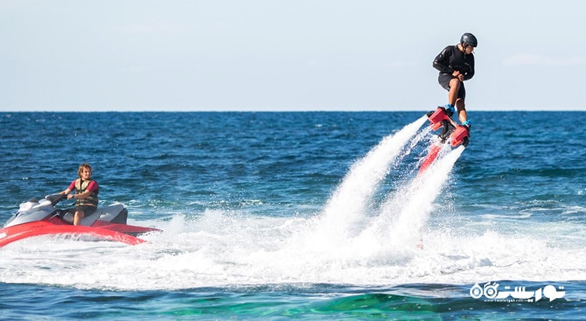 سرگرمی جت پک های آب و فلای بورد در بالی شهر اندونزی کشور بالی