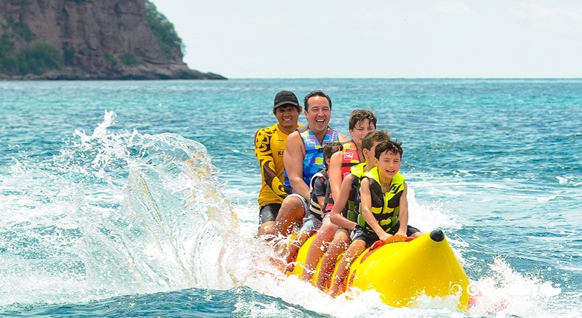 سرگرمی قایق موزی و دیگر قایق های کششی در بالی شهر اندونزی کشور بالی