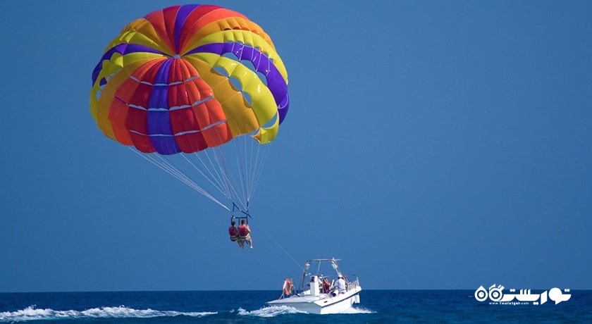 سرگرمی پاراسیلینگ در بالی شهر اندونزی کشور بالی