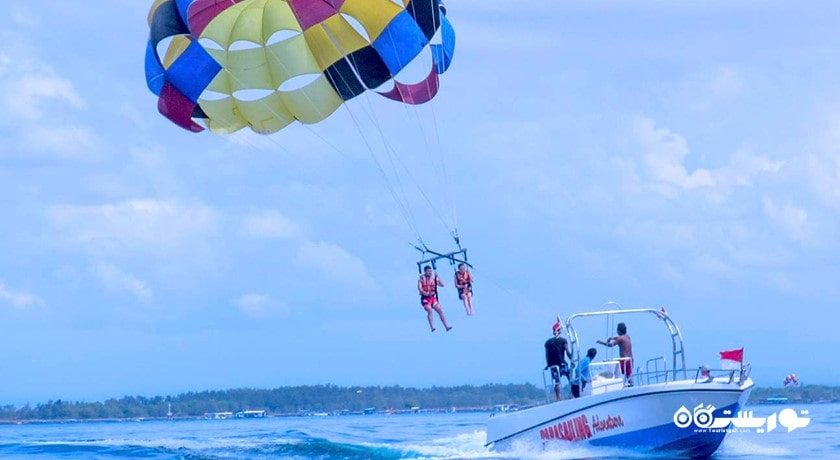 سرگرمی پاراسیلینگ در بالی شهر اندونزی کشور بالی