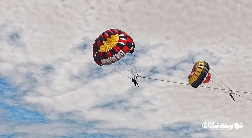 سرگرمی پاراسیلینگ در بالی شهر اندونزی کشور بالی