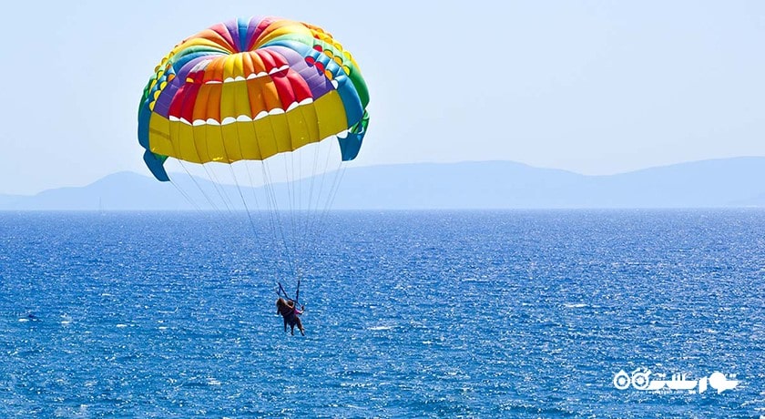 سرگرمی پاراسیلینگ در بالی شهر اندونزی کشور بالی