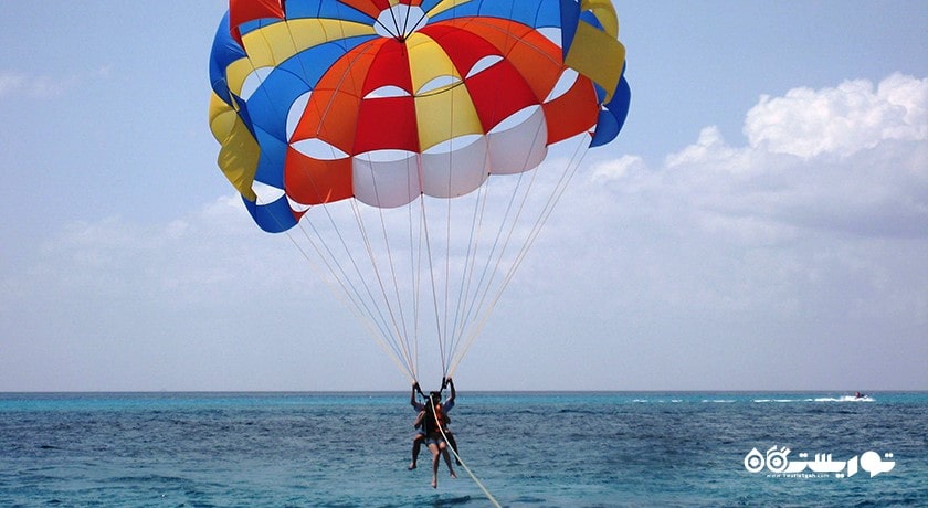 سرگرمی پاراسیلینگ در بالی شهر اندونزی کشور بالی
