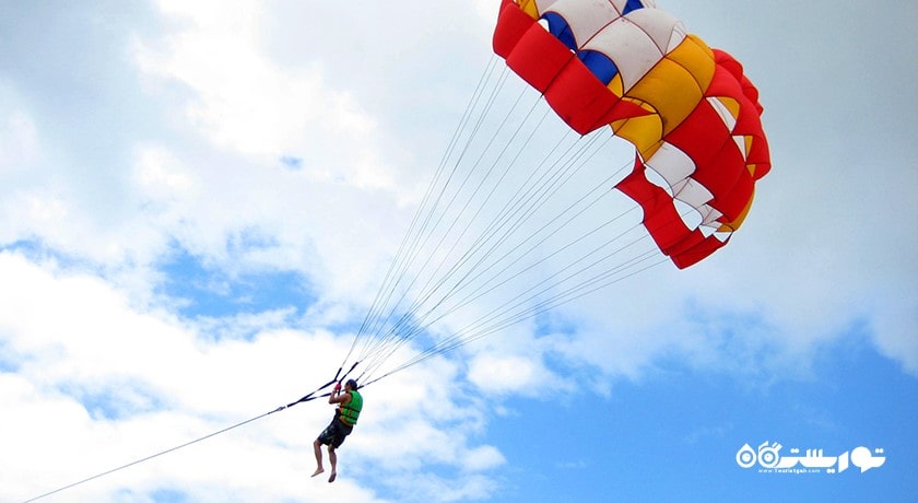 سرگرمی پاراسیلینگ در بالی شهر اندونزی کشور بالی