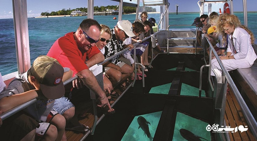 سرگرمی سواری با قایق کف شیشه ای در بالی شهر اندونزی کشور بالی