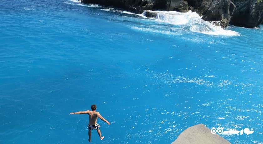 سرگرمی پرش از صخره در بالی شهر اندونزی کشور بالی