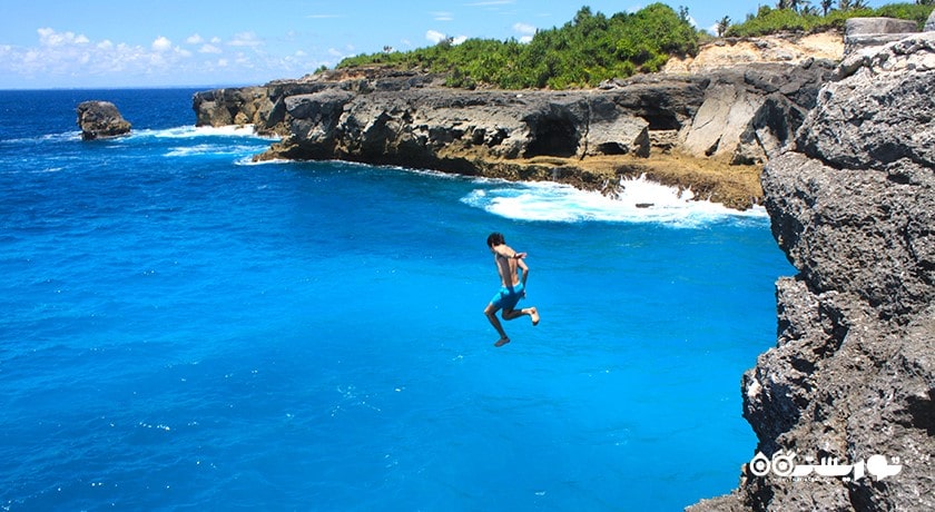 سرگرمی پرش از صخره در بالی شهر اندونزی کشور بالی