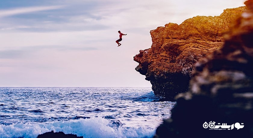 سرگرمی پرش از صخره در بالی شهر اندونزی کشور بالی
