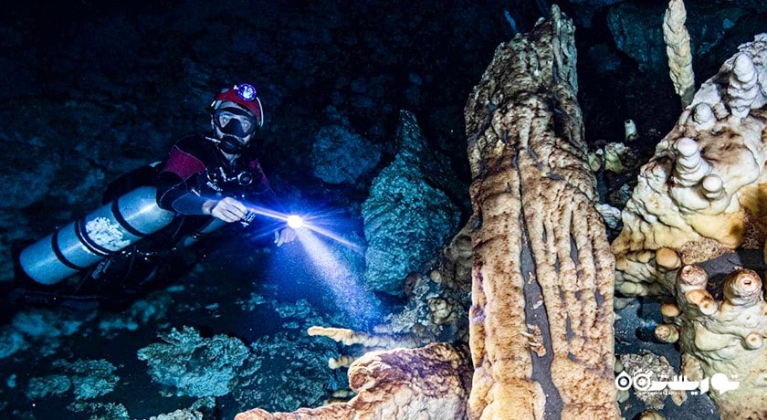 سرگرمی غواصی درون غار در بالی شهر اندونزی کشور بالی