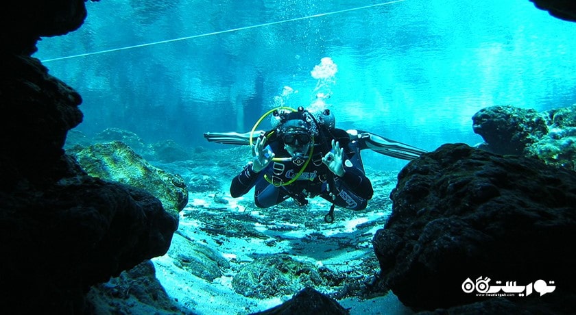 سرگرمی غواصی درون غار در بالی شهر اندونزی کشور بالی