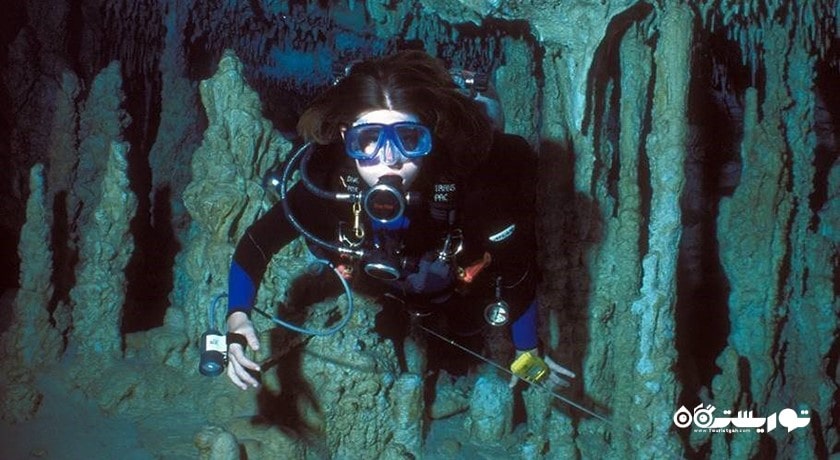 سرگرمی غواصی درون غار در بالی شهر اندونزی کشور بالی
