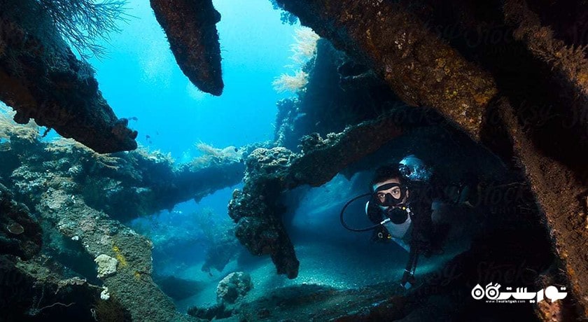 سرگرمی غواصی درون غار در بالی شهر اندونزی کشور بالی