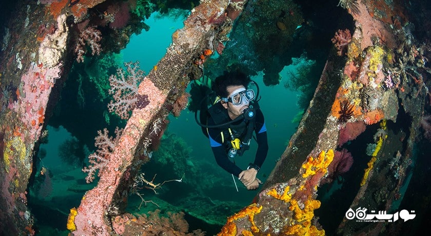 سرگرمی غواصی درون غار در بالی شهر اندونزی کشور بالی