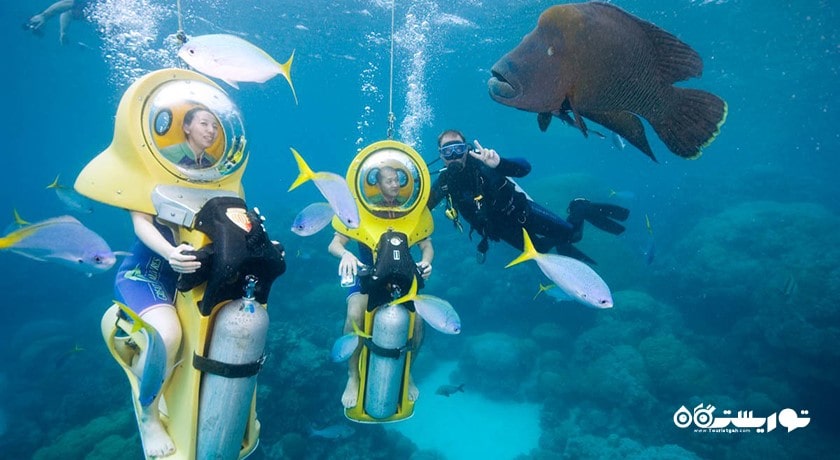 سرگرمی اسکوتر سواری دونفره زیر آب در بالی شهر اندونزی کشور بالی