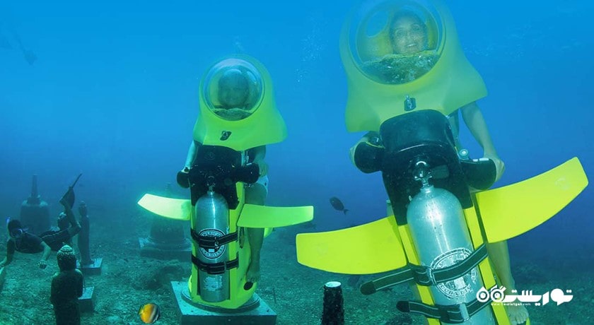 سرگرمی اسکوتر سواری دونفره زیر آب در بالی شهر اندونزی کشور بالی