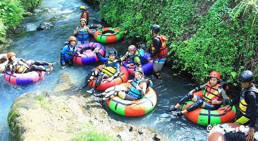 سرگرمی تیوب سواری روی آب در بالی شهر اندونزی کشور بالی