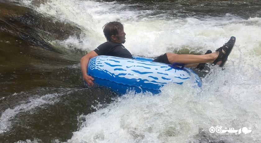 سرگرمی تیوب سواری روی آب در بالی شهر اندونزی کشور بالی