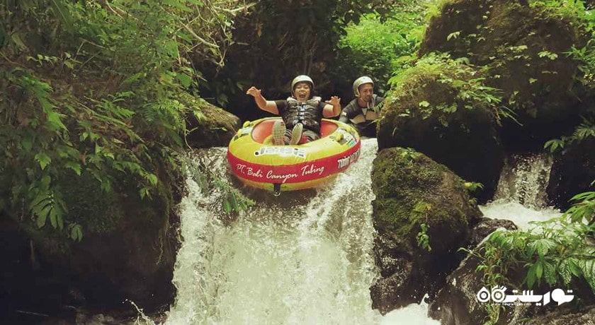 سرگرمی تیوب سواری روی آب در بالی شهر اندونزی کشور بالی