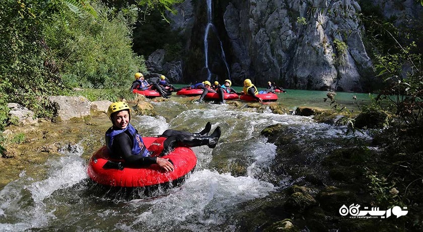 سرگرمی تیوب سواری روی آب در بالی شهر اندونزی کشور بالی