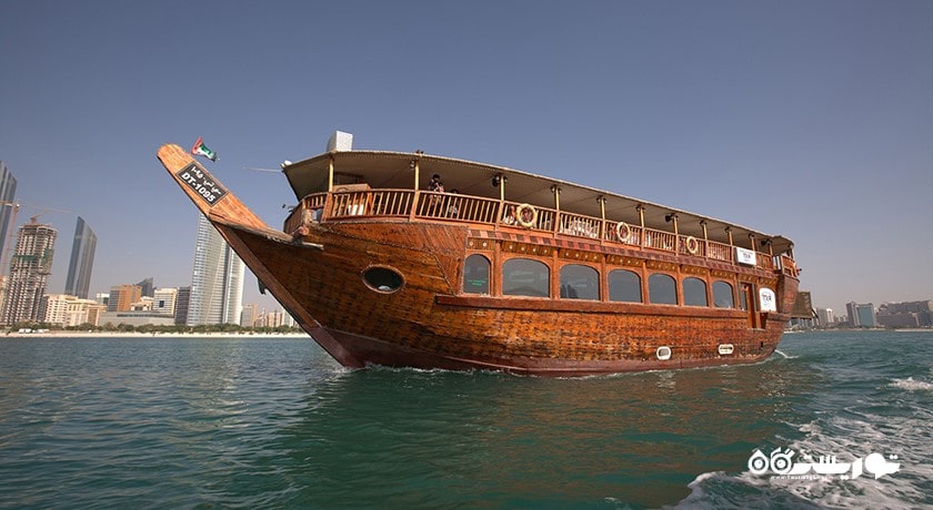 سرگرمی سفر دریایی با داو در ابوظبی شهر امارات متحده عربی کشور ابوظبی