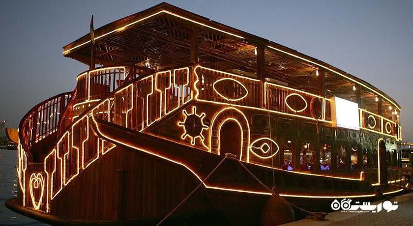 سرگرمی سفر دریایی با داو در ابوظبی شهر امارات متحده عربی کشور ابوظبی