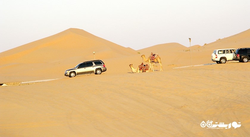 سرگرمی سواری با خودروی شاستی بلند در تپه های شنی شهر امارات متحده عربی کشور ابوظبی